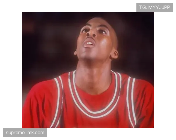 埃迪·琼斯无球跑动制造空位，3D属性拉开空间